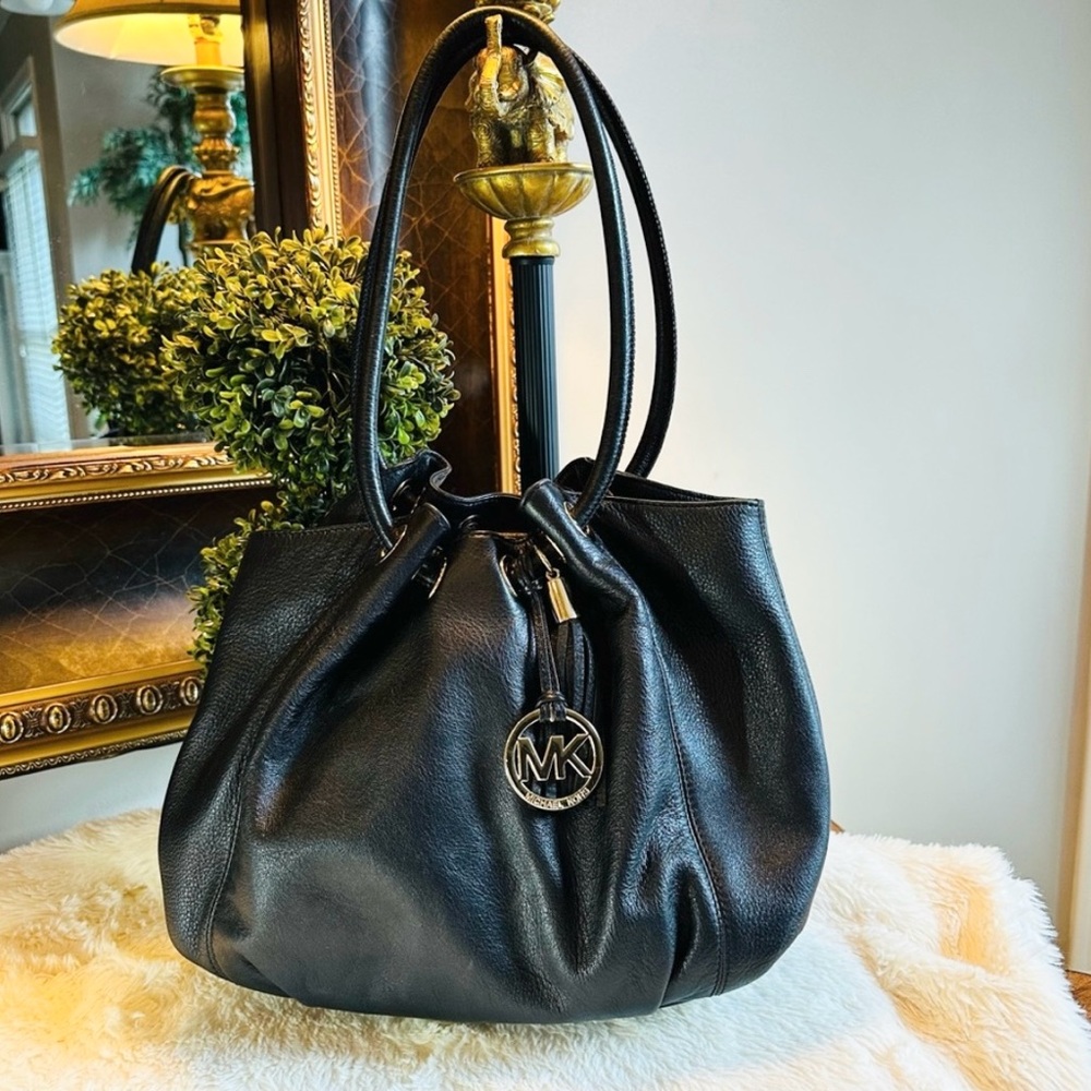 🎀 MICHAEL KORS EAST WEST BLACK LEATHER RING HANDBAG 👜 GREAT CONDITION 🩷 AUTH